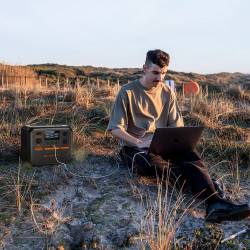 Station d'énergie portable idéale pour tous les besoins PREMIUM 80 BLUETTI. En situation