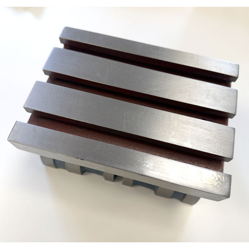 TABLE PRISMATIQUE EN ACIER AVEC RAINURES EN T