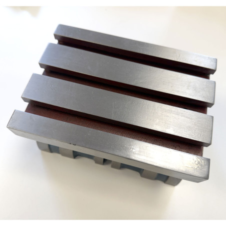 TABLE PRISMATIQUE EN ACIER AVEC RAINURES EN T